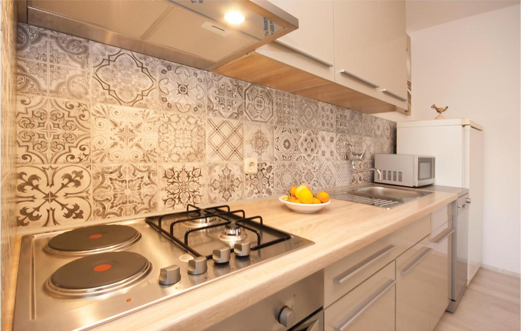 Cozy Apartment In Brodarica With Wifi エクステリア 写真