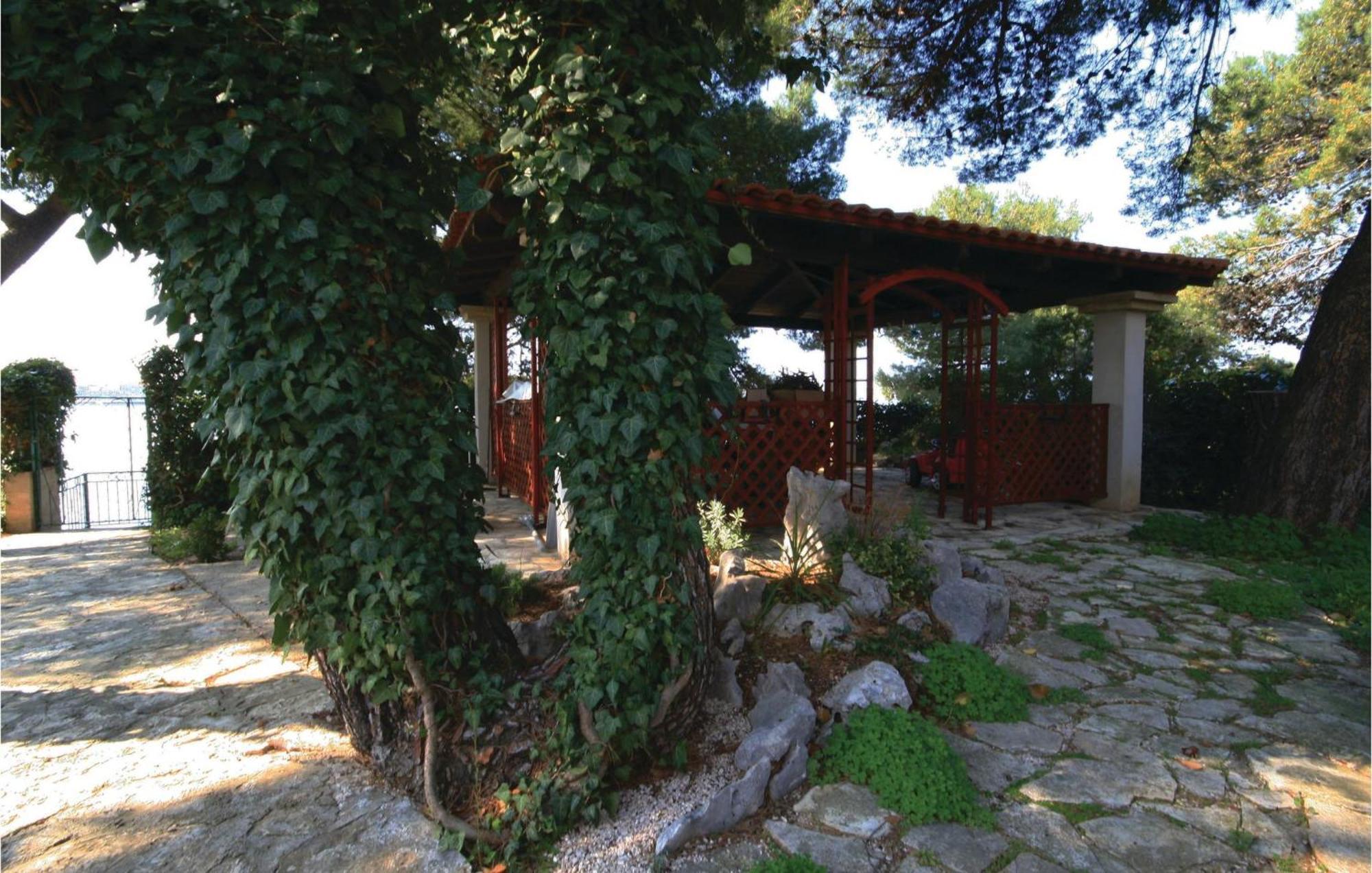 Cozy Apartment In Brodarica With Wifi エクステリア 写真