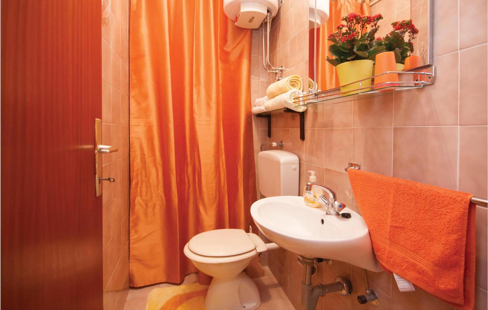 Cozy Apartment In Brodarica With Wifi エクステリア 写真