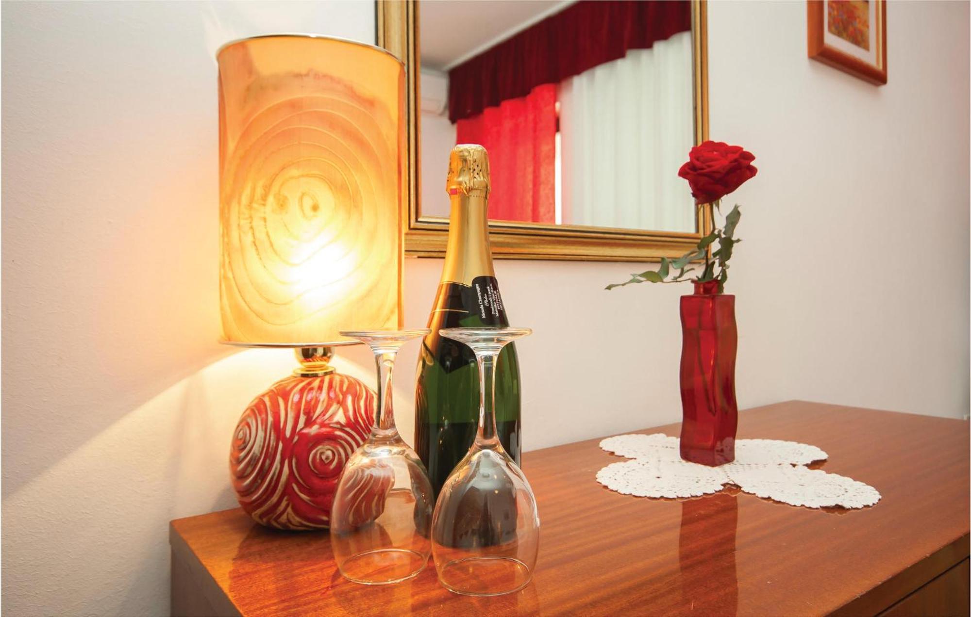 Cozy Apartment In Brodarica With Wifi エクステリア 写真