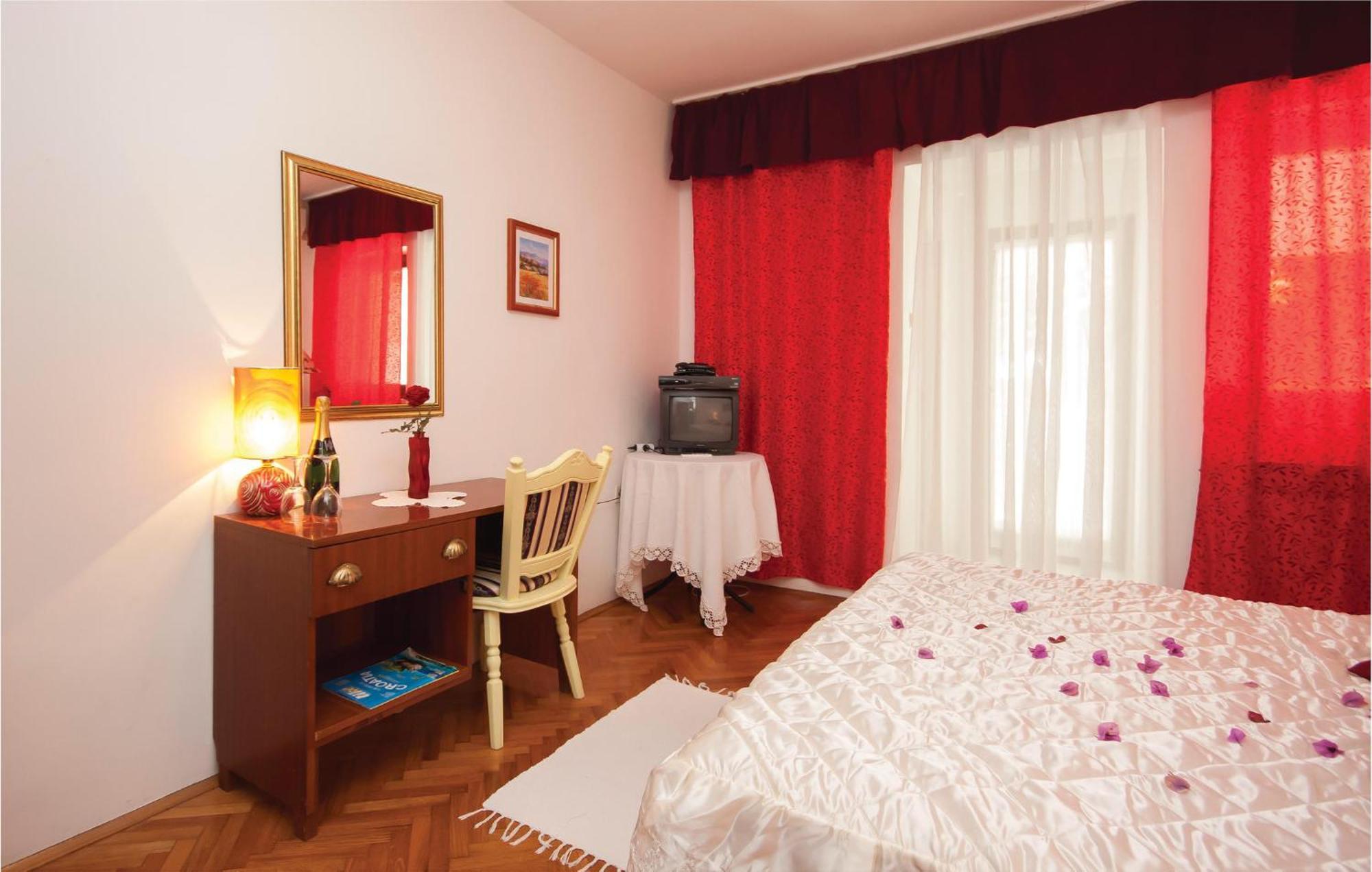 Cozy Apartment In Brodarica With Wifi エクステリア 写真
